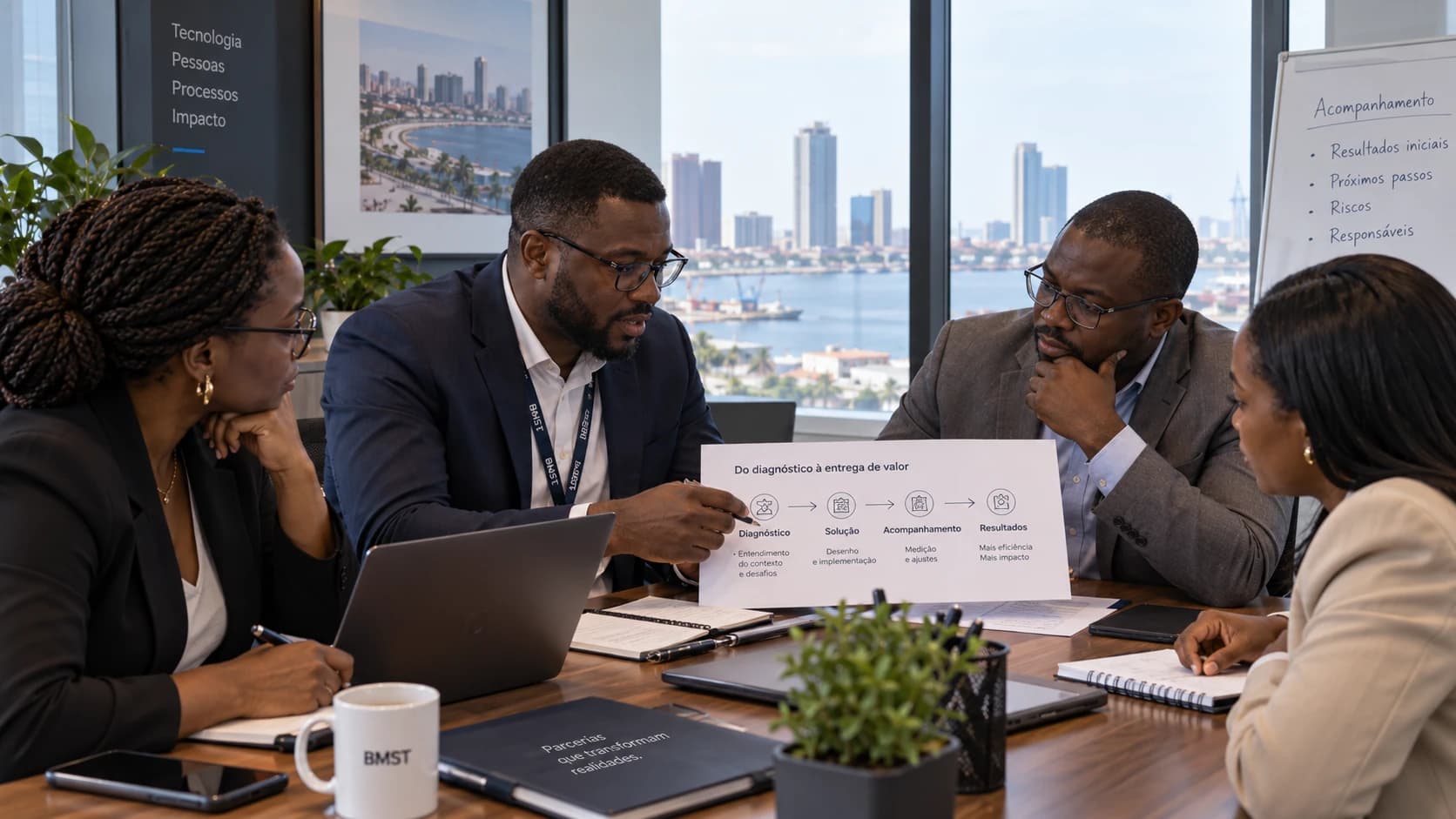 Equipa da BMST em reunião com um cliente em Luanda, analisando diagnóstico, implementação e resultados de um projecto.